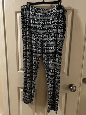 Faded Glory Black and White Geometric Lounge Pants